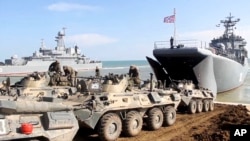 Кадр із відео Міністерства оборони Росії - бойові машини РФ завантажуються на корабель після навчань в Криму, 23 квітня 2021 року