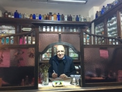 Ahli kimia Ziya Melih Sezer di apoteknya di Istanbul, Turki. Katanya virus corona adalah penyakit terparah dalam 70 tahun kariernya. (D. Jones/VOA)