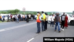 Pessoas e viaturas retidas na fronteira de Ressano Garcia, Moçambique