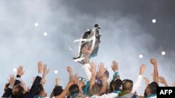 Pemain Real Madrid Sergio Ramos mengusung trofi di Stadion Santiago Bernabeu di Madrid, Minggu (27/5), dalam upacara perayaan kemenangan setelah Real Madrid memenangi gelar juara Liga Champion untuk ketiga kalinya di Kiev.
