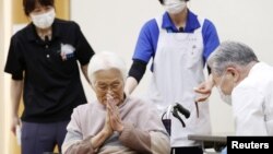 ხანდაზმული იაპონელი მადლობას იხდის აცრისთვის
