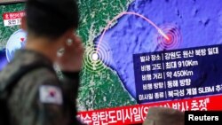 2일 한국 서울역에 설치된 TV에서 북한의 미사일 발사 관련 뉴스가 나오고 있다.