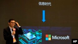 Un presentador habla sobre Microsoft en la Era de la Información, durante la Conferencia Mundial de Inteligencia Artificial, en Shanghai, China, el 6 de julio de 2023.