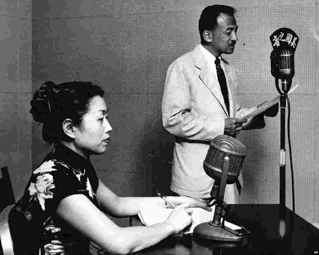 老照片回顾：美国之音中文广播70年