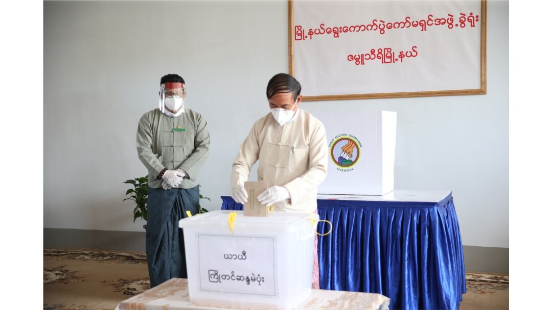 Myanmar President U Win Myint casts his ballot, Oct. 29, 2020, during early voting in his country's election. (VOA Burmese Service)
