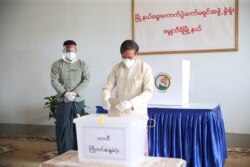 Myanmar President U Win Myint casts his ballot, Oct. 29, 2020, during early voting in his country's election. (VOA Burmese Service)