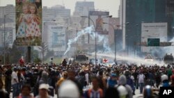 Fòs sekirite yo kap voye dlo sou manifestan yo pandan yon pwotestasyon kont gouvènman Venezyelyen Pwezidan Nicolas Maduro a nan Karakas, Venezyela,, 22 Me 2017.