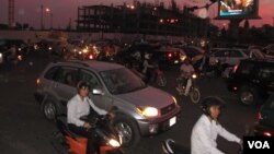 At busy hours, drivers ignore traffic signs on Phnom Penh roads.