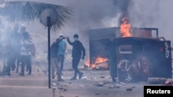 Des partisans du chef de l'opposition sénégalaise Ousmane Sonko affrontent les forces de sécurité avant la comparution de leur chef en justice pour une affaire de diffamation à son encontre à Dakar, Sénégal, le 16 mars 2023