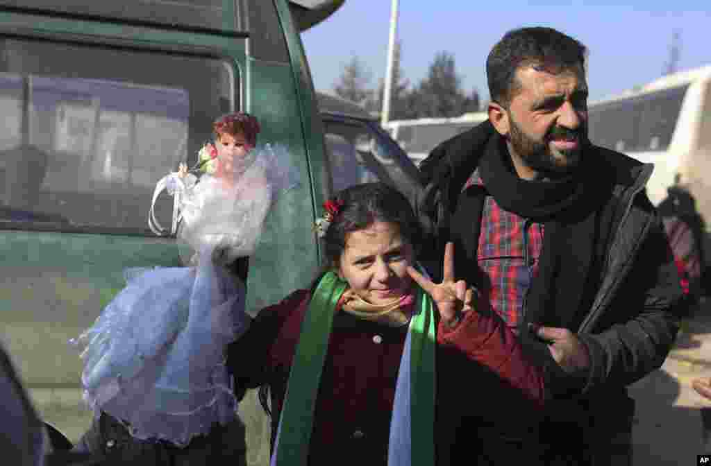 لوگوں کو شہر سے نکالنے کا کام روس اور ترکی کی ثالثی میں طے پانے والے ایک معاہدے کے تحت کیا جا رہا ہے۔