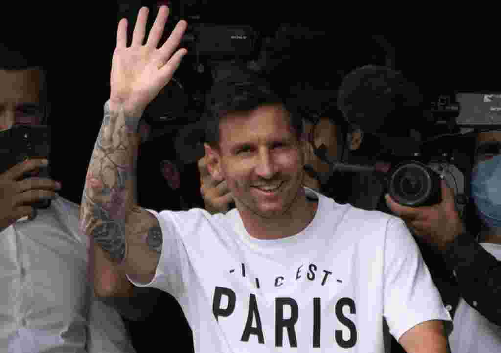 Lionel Messi melambai kepada para fans setelah tiba di bandara Le Bourget, di Paris, hari Selasa, 10 Agustus 2021. Messi menyetujui kontrak sebesar sekitar 70 juta euro selama 2 tahun dengan klub Paris Saint-Germain (PSG) (Foto: AP).&nbsp;&nbsp;