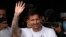 Lionel Messi melambaikan tangan ke arah penggemar setibanya di Bandara Le Bourget, di utara Paris, Selasa, 10 Agustus 2021. (Foto: AP)