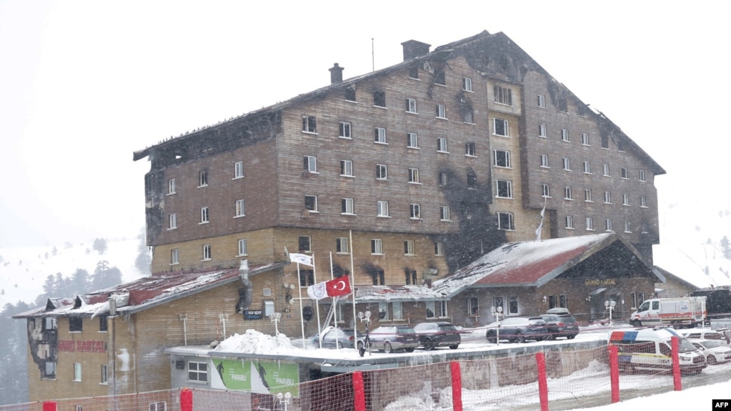 Bolu’nun Kartalkaya ilçesinde meydana gelen ve son belirlemelere göre 79 kişinin ölümüyle sonuçlanan otel yangını, iktidar ile muhalefet arasında sorumluluk kavgasına neden oluyor. 