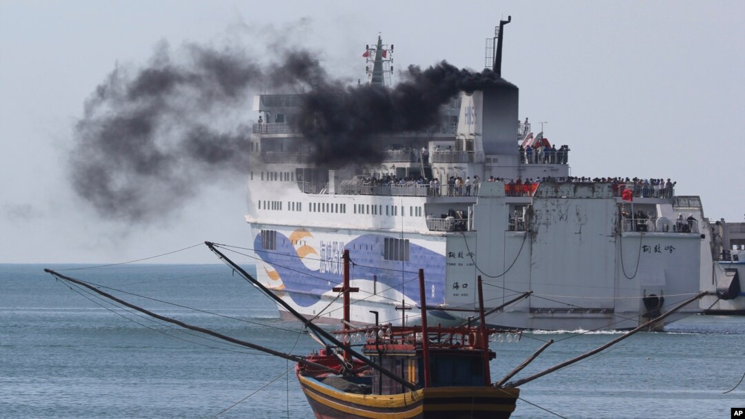 Sebuah kapal yang mengangkut para pekerja China meninggalkan pelabuhan Vung Ang, provinsi Ha Tinh, Vietnam, Senin (19/5).
