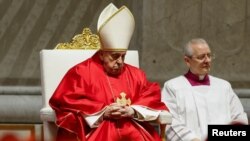 Paus Fransiskus memimpin kebaktian Jumat Agung Sengsara Tuhan di Basilika Santo Petrus di Vatikan, 29 Maret 2024. (Foto: REUTERS/Remo Casilli)