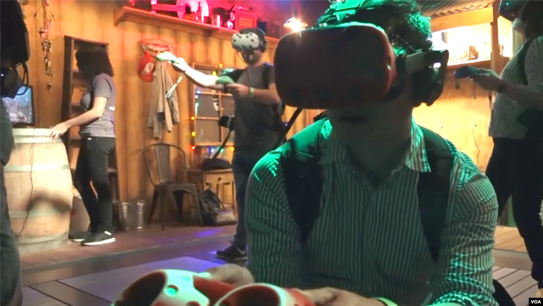 ‘투빗 서커스공원(Two Bit Circus Park)’ 방문객들이 증강현실(VR) 기술을 이용한 게임을 즐기고 있다. 