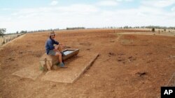 En esta foto de archivo de 2006 se observa al agricultor Andrew Higham contemplando la sequía en el terreno de su propiedad en New South Wales, noroeste de Australia.