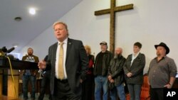 El representante Dan Johnson, habló en su iglesia sobre las acusaciones de acoso sexual en su contra, horas antes de suicidarse. Dic. 12 de 2017.