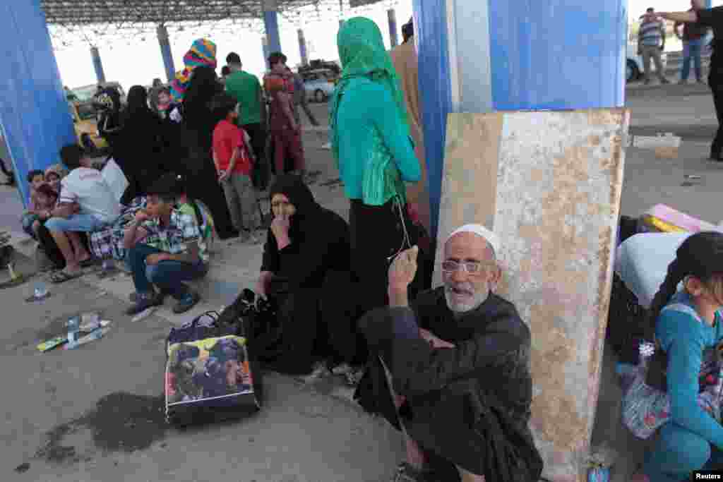 Displaced Sunnis fleeing the violence in the city of Ramadi arrive at the outskirts of Baghdad, May 19, 2015.&nbsp;
