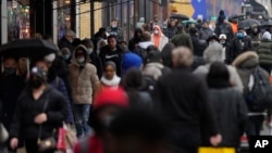 Orang-orang yang memakai masker memadati Oxford Street di London, Jumat, 24 Desember 2021. (Foto: AP)