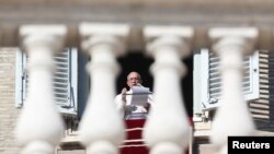 Le pape François lors de la priere dominicale sur la place Saint Pierre au Vatican, le 18 décembre 2016.