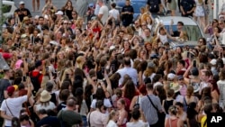 Vista general del festoejo de los Swifties, los fanáticos de Taylor Swift, al reunirse en el centro de Viena el jueves 8 de agosto de 2024.