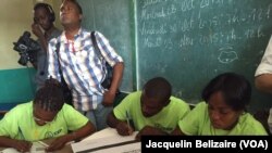Yon biwo'd vot nan Petyonvil, Ayiti, 25 Oktob 2015. (Photo: Jacquelin Belizaire / VOA)