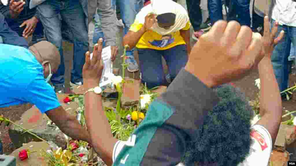 Vigília pelo advogado Elvino Dias e pelo mandatário do partido Podemos, Paulo Guambe, assassinados na madrugada de sábado 19, na praça da OMM, em Maputo. 21 de outubro