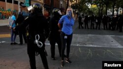 Polisi menahan reporter CBS Katie Nielson di Oakland, California saat kerusuhan menyusul kematian George Floyd saat dalam tahanan polisi, 1 Juni 2020. (Foto: Reuters)