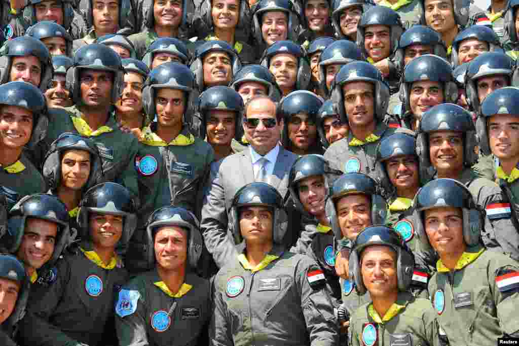 Le président égyptien Abdel Fattah al-Sisi prend une photographie avec les étudiants de l'Air force academy au Caire, le 20 juillet 2016.