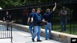 Сотрудники устанавливают дополнительное ограждение на забор вокруг Белого дома в Вашингтоне (архивное фото)