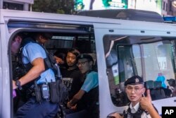 Aktivis Leo Tang ditangkap oleh polisi di dekat Taman Victoria, pada peringatan 34 tahun penumpasan Lapangan Tiananmen China di Hong Kong, Minggu, 4 Juni 2023.