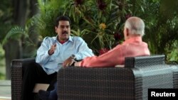 El presidente Nicolás Maduro y el ex vicepresidente José Vicente Rangel duranta le entrevista, en la que el mandatario dice que hay un plan para desestabilizar a Venezuela.