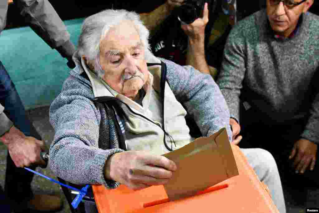 El expresidente de Uruguay, José Mujica, vota en una mesa electoral durante las elecciones generales, en Montevideo, Uruguay, el 27 de octubre de 2024. REUTERS/Martin Varela Umpierrez