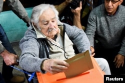 El expresidente de Uruguay, José Mujica, vota en una mesa electoral durante las elecciones generales, en Montevideo, Uruguay, el 27 de octubre de 2024. REUTERS/Martin Varela Umpierrez