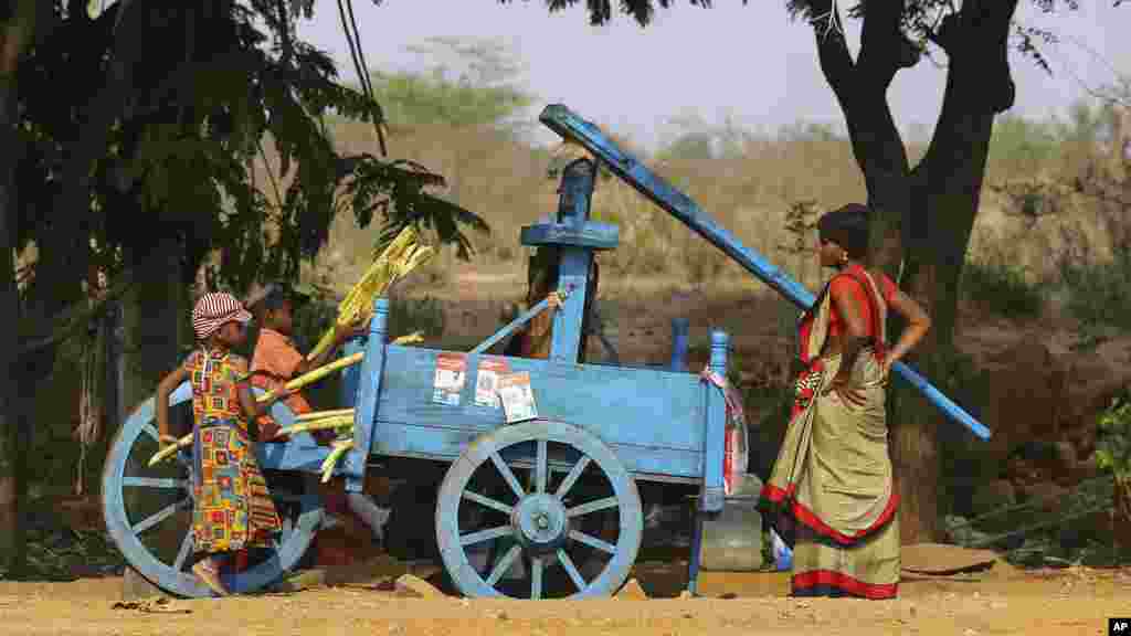 تهیه و فروش جوس نیشکر در یکی از جاده&zwnj;های شهر حیدرآباد هند