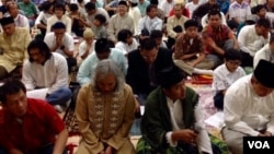 Jemaah menanti dimulainya sholat Idul Fitri di kampus Northern Virginia Community College di Annandale, Virginia, Jumat (17/7).