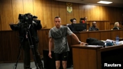 Le médaillé paraolympique Oscar Pistorius traverse la salle sans ses prothèses lors de son troisième jour d'audience, jugé pour le meurtre de sa compagne Reeva Steenkamp en 2013, à Pretoria, Afrique du Sud, le 15 juin 2016.