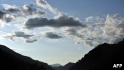 ຕາ​ເວັນ​ພວມ​ຈະ​ຕົກ ຢູ່​ແຄມ​ນ້ຳ​ຂອງ ເມື່ອ​ວັນ​ທີ 16 ຕຸ​ລາ ປີ 2009 ໃກ້​ປາກ​ແບງ ໃນ​ພາກ​ເໜືອ ຂອງ​ລາວ ບໍ່​ໄກ​ຈາກຊາຍ​ແດນ​ໄທ.
