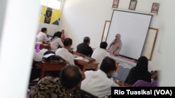 Puluhan guru dari Kota Bandung mengikuti Guru Modis (moderat, inovatif, inspiratif, dan santun), Rabu (23/10/2019) siang. (VOA/Rio Tuasikal)