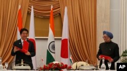 Dalam foto tertanggal 25/1/2014 PM Jepang Abe dan PM India saat itu Manmohan Singh dalam pertemuan di India. PM India yang baru, Narendra Modi, akan melawat ke Jepang (20/8/2014) untuk membahas hubungan bilateral pertahanan dan ekonomi. 