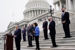 El líder de la minoría del Senado, Chuck Schumer, y miembros demócratas de la Comisión Judicial del Senado celebran una conferencia de prensa después de boicotear la votación del panel liderado por republicanos el 22 de octubre de 2020.