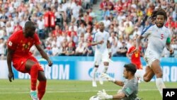 Thủ môn Jaime Penedo của Panama cản phá cú sút của tiền đạo Bỉ Romelu Lukaku trong trận ra quân của Bảng G trên SVĐ Fisht ở Sochi, Nga, ngày 18/6/2018.