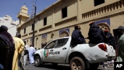 La police passe à bord d’un véhicule devant une mosquée après la prière de vendredi après-midi, à Dakar, Sénégal, 22 février 2013.