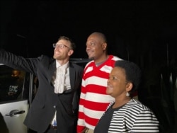 Doug Coltart and Beatrice Mtetwa from Zimbabwe Lawyers for Human Rights frank their client journalist Hopewell Chin’ono release at Chikurubi Maximum Prison in Harare, Sept. 2, 2020. (Columbus Mavhunga/VOA)