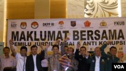 Komite Independen Pemantau Pemilu (KIPP) menyelenggarakan pernyataan sikap dan penandatangan Maklumat Bersama pemilu yang jurdil damai, dan anti korupsi, bersama KPU, Bawaslu dan partai peserta pemilu, 6 Feb 2014 (VOA/Andylala)