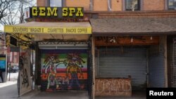 Un spa en East Village, New York, permanece cerrado a causa del coronavirus. Abril, 15 2020.