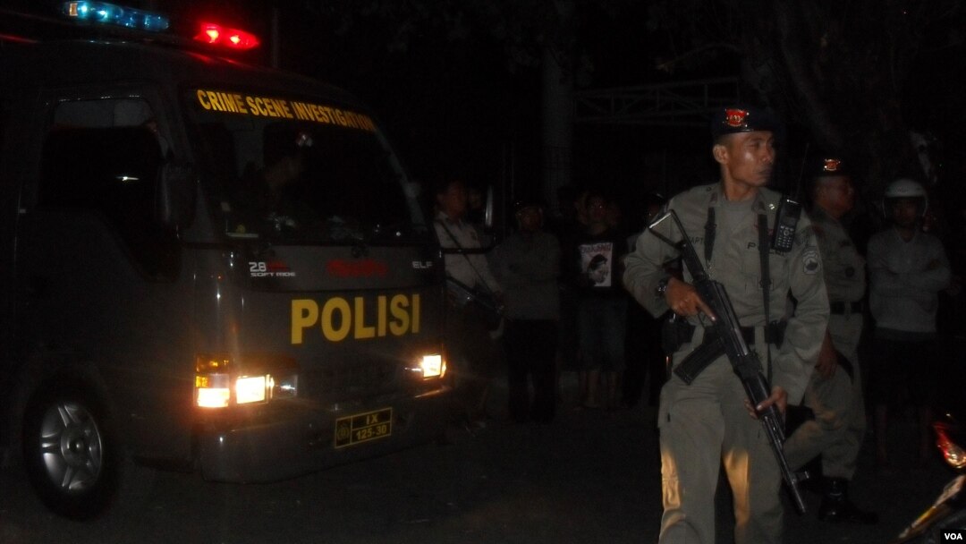 Police menggerebek lokasi yang diduga sarang teroris di Solo. (Foto: VOA/Yudha Satriawan)
