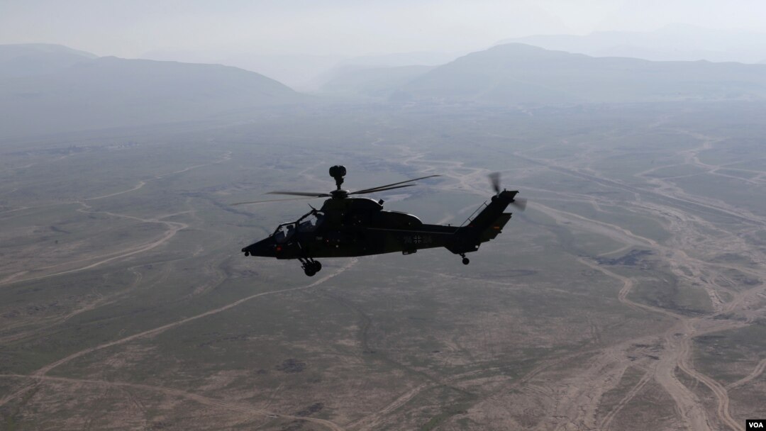 Sebuah helikopter NATO terbang di atas Afghanistan (foto: dok). Serangan helikopter NATO menewaskan 4 polisi Afghanistan di provinsi Ghazni, Kamis (4/4).