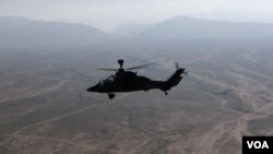 Sebuah helikopter NATO terbang di atas Afghanistan (foto: dok). Serangan helikopter NATO menewaskan 4 polisi Afghanistan di provinsi Ghazni, Kamis (4/4).